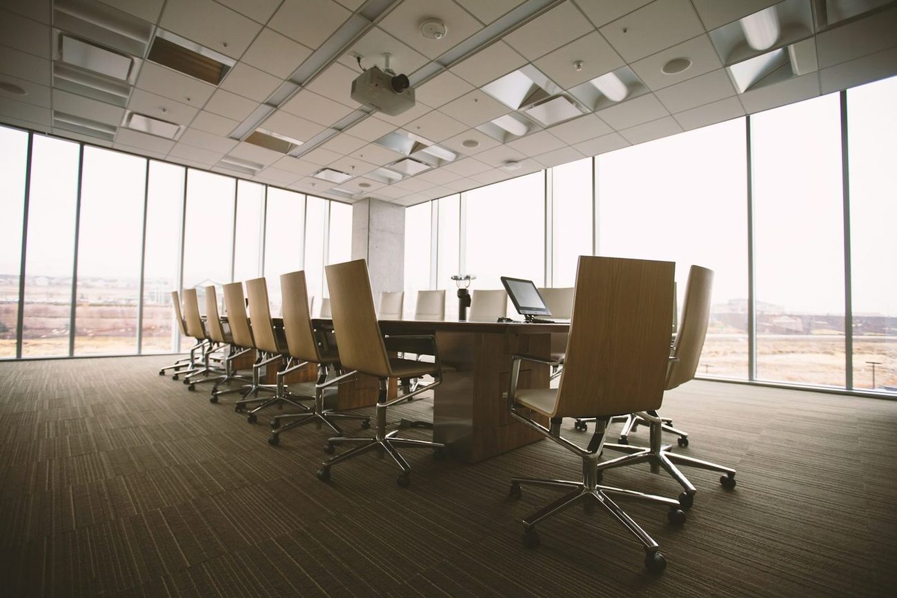 Salle de comité de direction préparée pour un séminaire stratégique animé par BeM Conseil